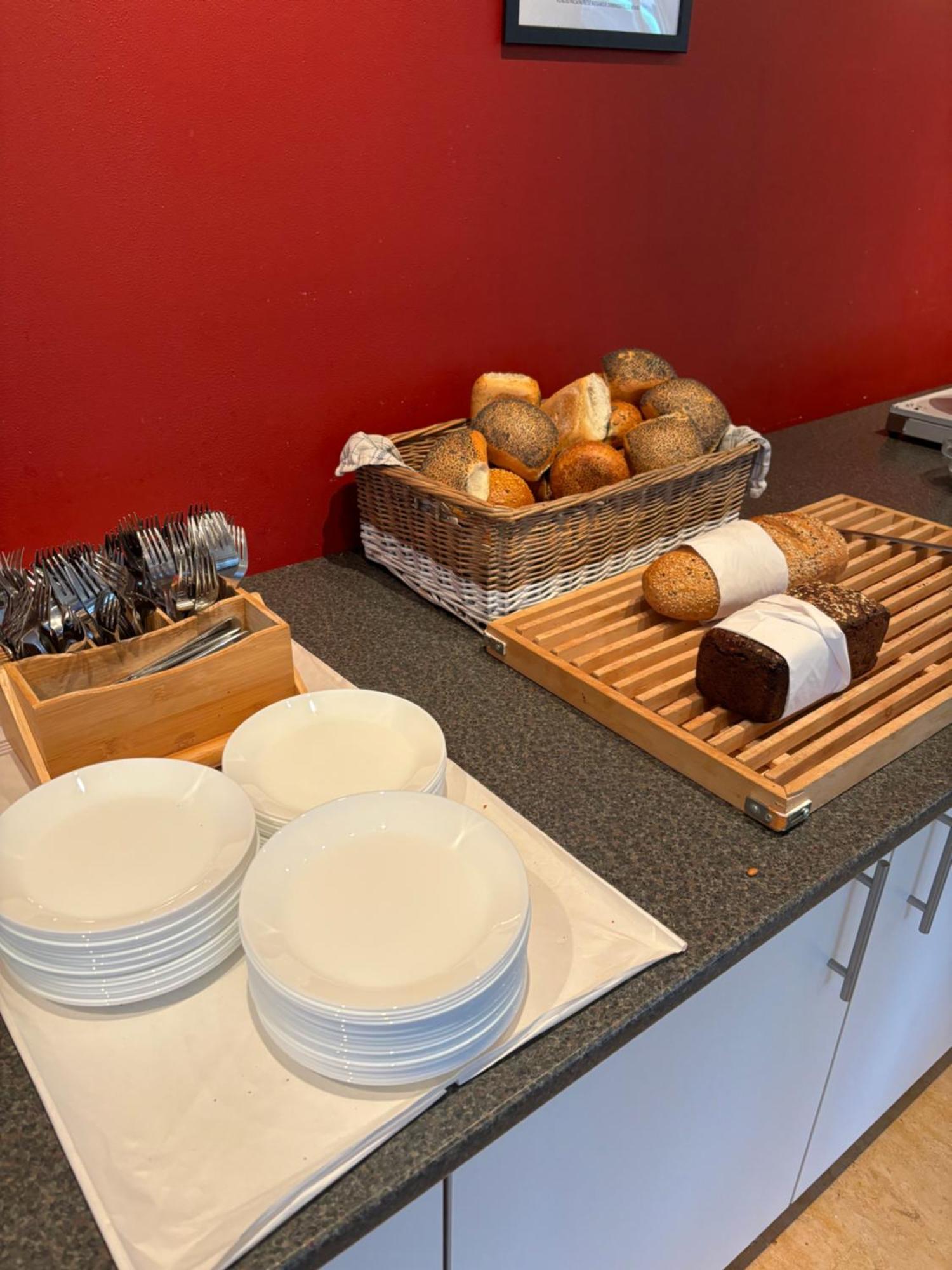 Danhostel Odense City Екстер'єр фото A selection of bread and pastries at a buffet