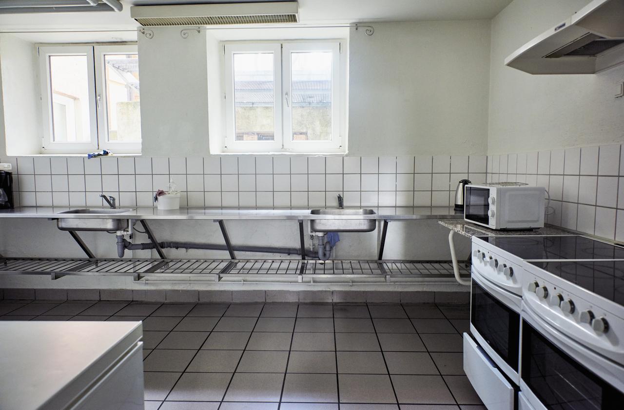 Danhostel Odense City Екстер'єр фото A typical kitchen at a hostel