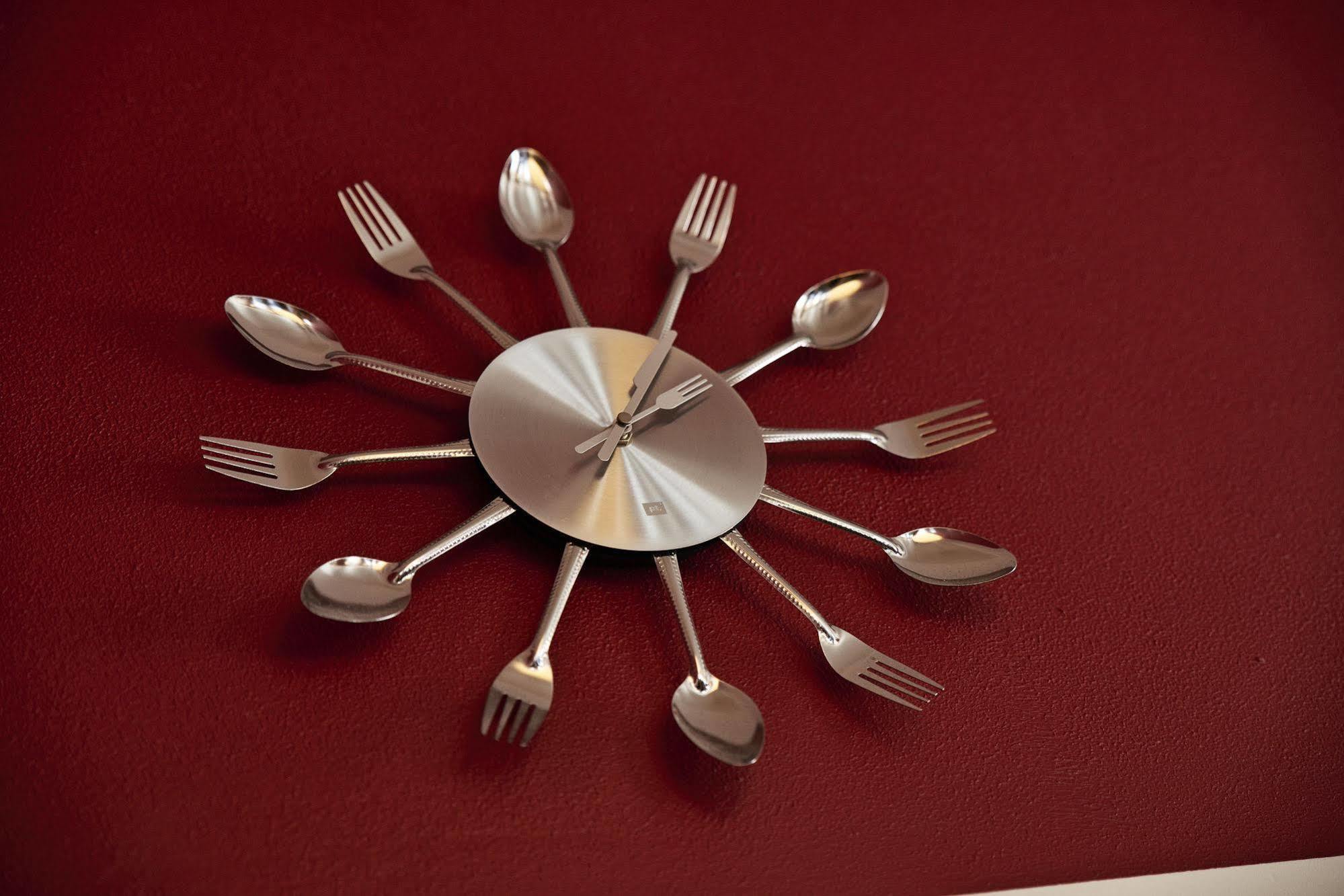 Danhostel Odense City Екстер'єр фото Clock made of cutlery